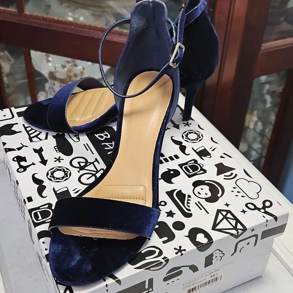 Bamboo Women's Navy Blue Velvet Harleen Heels Size 5.5M
